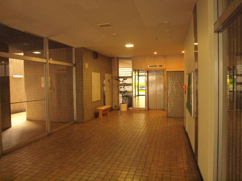 Entrance. Tightly managed common areas. The height of the residents of quality can ask.
