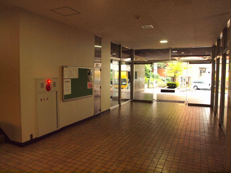 Entrance. Tightly managed common areas. The height of the residents of quality can ask.