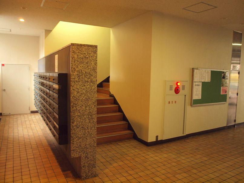 Entrance. Tightly managed common areas. The height of the residents of quality can ask.