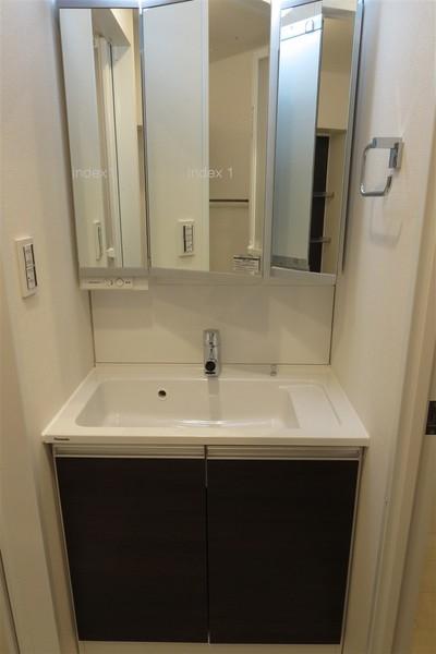 Wash basin, toilet. Washbasin happy shower