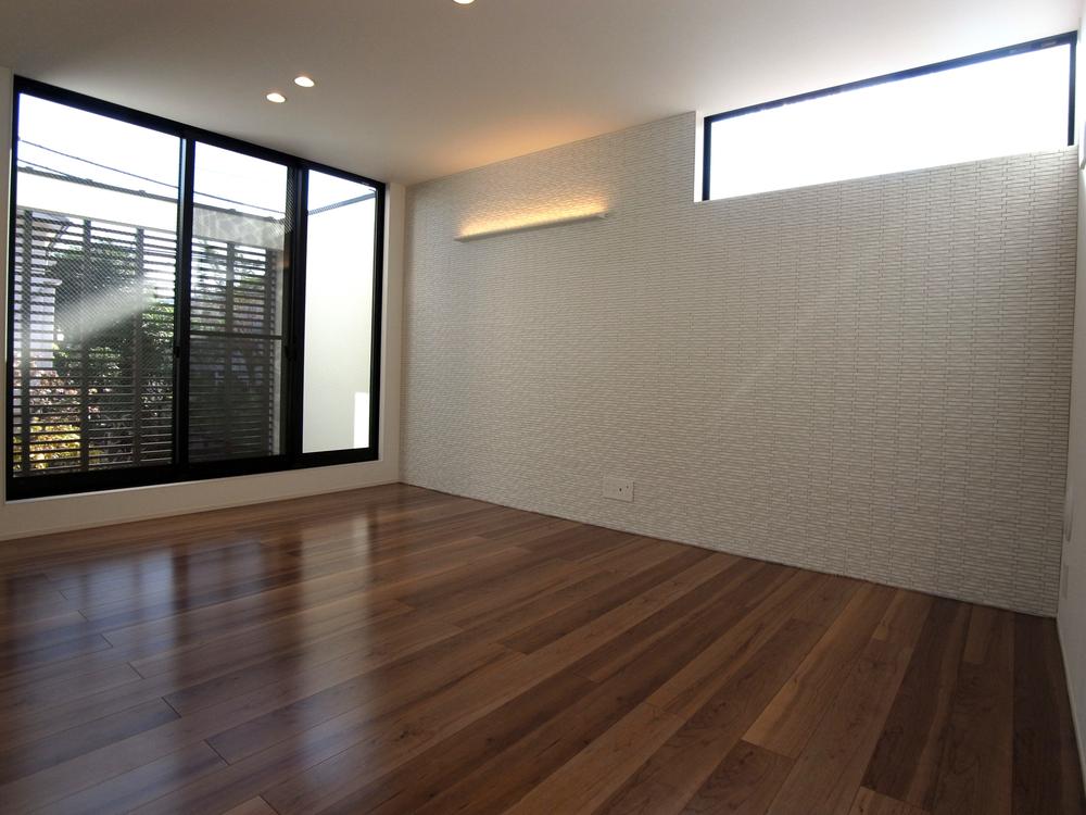 Living. Fashionable accent wall. 