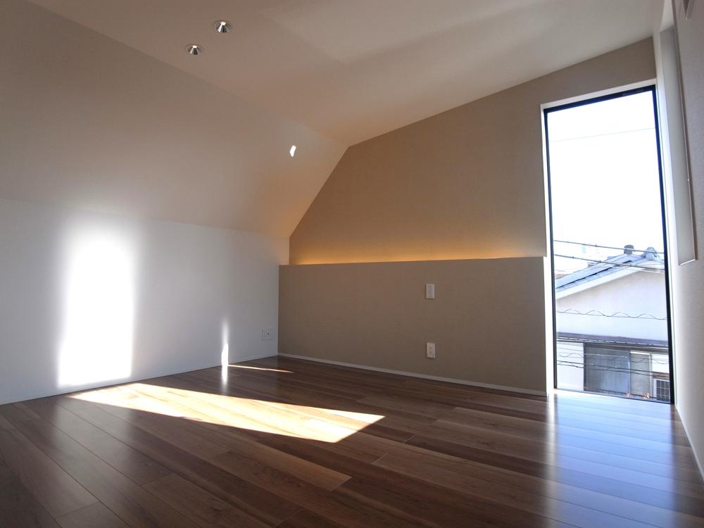 Non-living room. Yang Insert warm from large windows. 