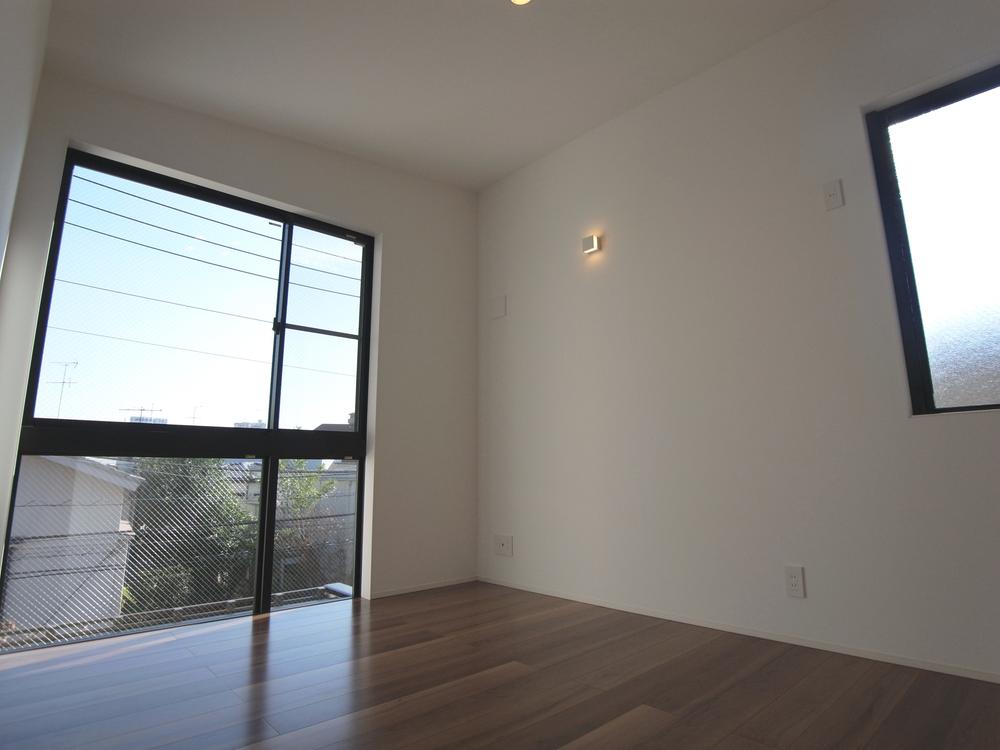 Non-living room. This is also a bright large window. 