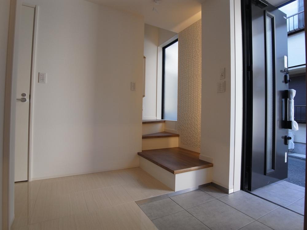 Entrance. Entrance with a bright sense of liberation