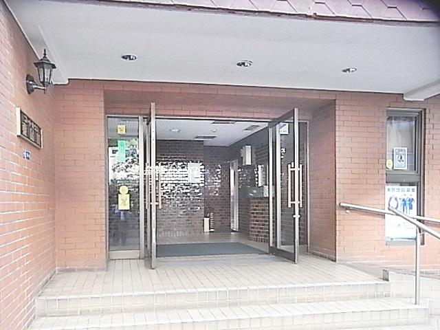 Entrance. Common areas