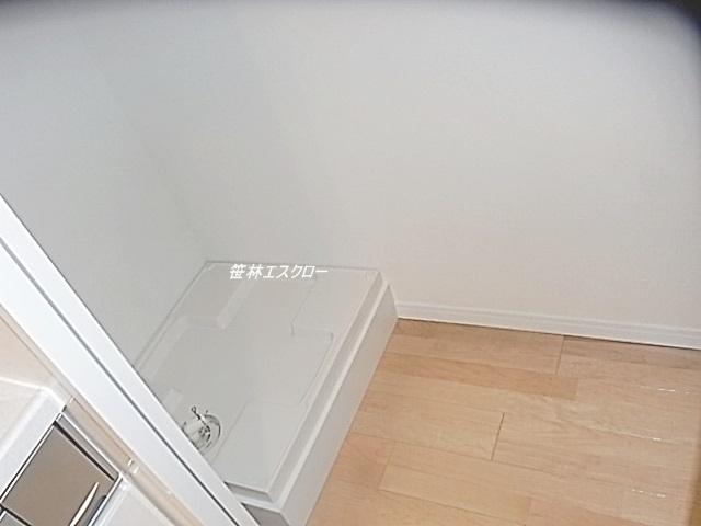 Wash basin, toilet
