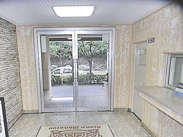 Entrance. Common areas
