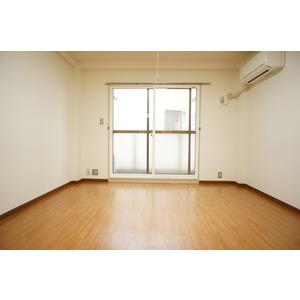 Bath. bus, toilet, Washbasin Window there