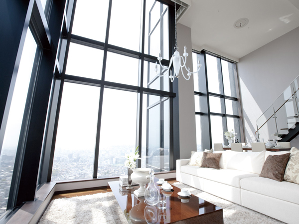 Living.  [living ・ dining] The maisonette plan of unique shape, Spacious living room with a large Fukinuki ・ Dining is attractive. Hobby of space such as a wine cellar and theater room can also be set. (Two or more points, W-155AT type 38 floor ※ Sale already November 2010 shooting)