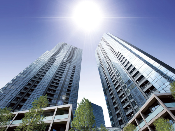 Buildings and facilities. 1084 House was born in JR Yamanote Line "Osaki" station pedestrian deck directly. In Tokyo the south of the entrance, "Osaki", Every day was the Shinagawa in the living area. The distance of Tokyo aortic Yamanote Line Osaki Station 3-minute walk, Same property that was born as a symbol of the re-development area with an emphasis on the natural environment. Shine is beautiful form wrapped in glass curtain wall. (appearance In fact a somewhat different in the photograph of the August 2009 shooting that where the CG processing of light, etc.)