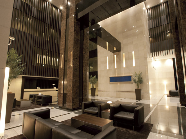 Buildings and facilities. W Building West Lounge. Marble has been subjected, Luxurious space of the four-layer blow-by. Scandal from the front of the station hustle and bustle, Serene private space. (April 2010 shooting)