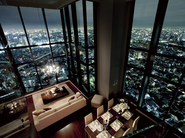 Room and equipment. Downtown night scene, such as the jewel spread dynamically from window. Executive of the mind and the body to heal to fully, light ・ Sense of openness ・ Planning a tower residence can enjoy the view. (The following room photo furniture ・ Furniture etc. optional specifications are not included in the price)