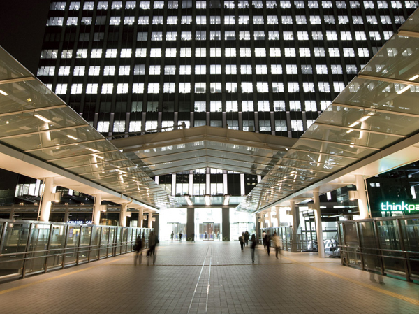 Surrounding environment. Pedestrian deck that becomes the approach from the Osaki Station (Station). Mansion of excellent business convenience "Osaki" station directly connected. Yamanote Line is located in the southernmost tip "Osaki" station. Is in the same property, "Osaki" a 3-minute walk of the pedestrian deck directly from the train station. Since the pair of Pedestrian deck direct step less, Hard to be wet in the rain with a roof.