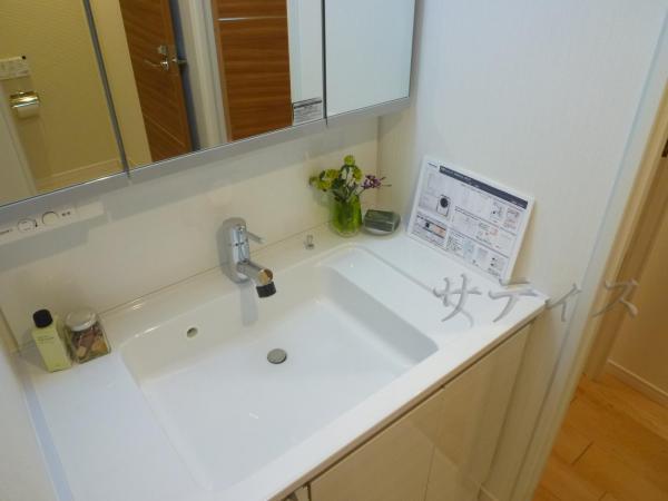 Wash basin, toilet