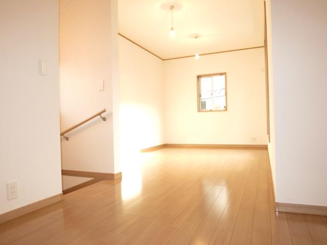 Living. Bright living room with large windows (double-glazing)!