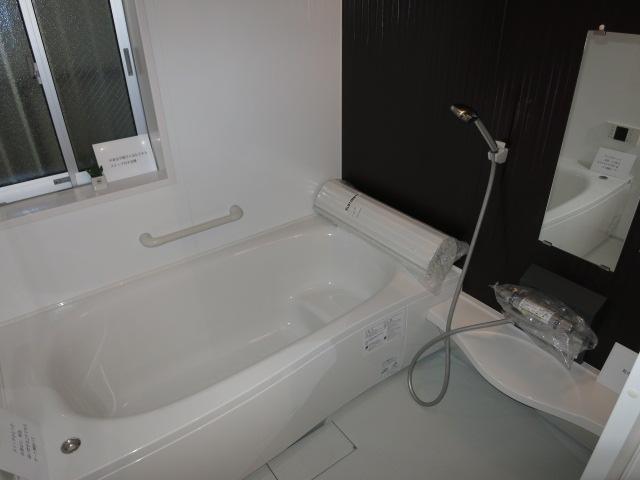 Bathroom. Spacious bathtub