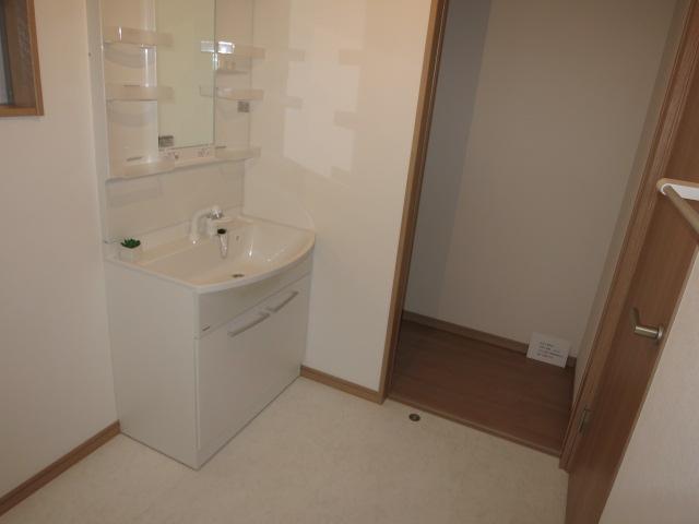 Wash basin, toilet. There is also storage space in the wash basin next to!