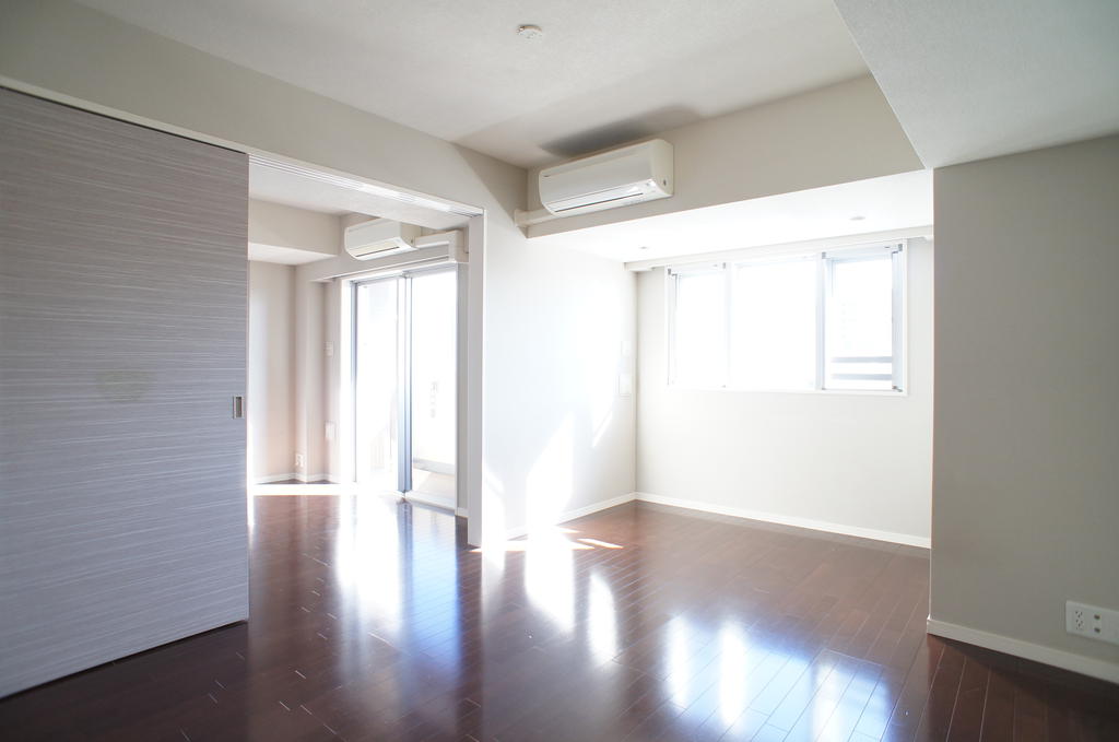 Living and room. When you open the slide Western-style you can use widely.