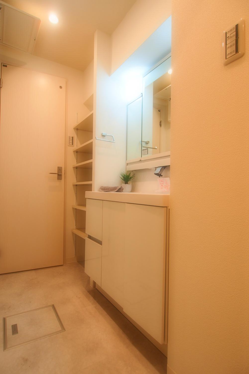 Wash basin, toilet. Indoor (11 May 2013) Shooting