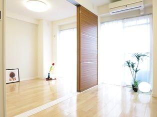 Living. ~ Interior was completed ~ 8th floor, Yang per in the southeast direction ・ View is good. Established a new walk-in closet with a new interior renovation, Enhancement is the storage. Management system in Jukomi management is also a good apartment. 4 Line 2 stations available