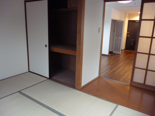 Receipt. Closet with storage ☆