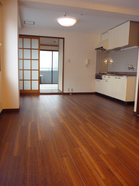 Living and room. Use loose, Spread of the living-dining is attractive