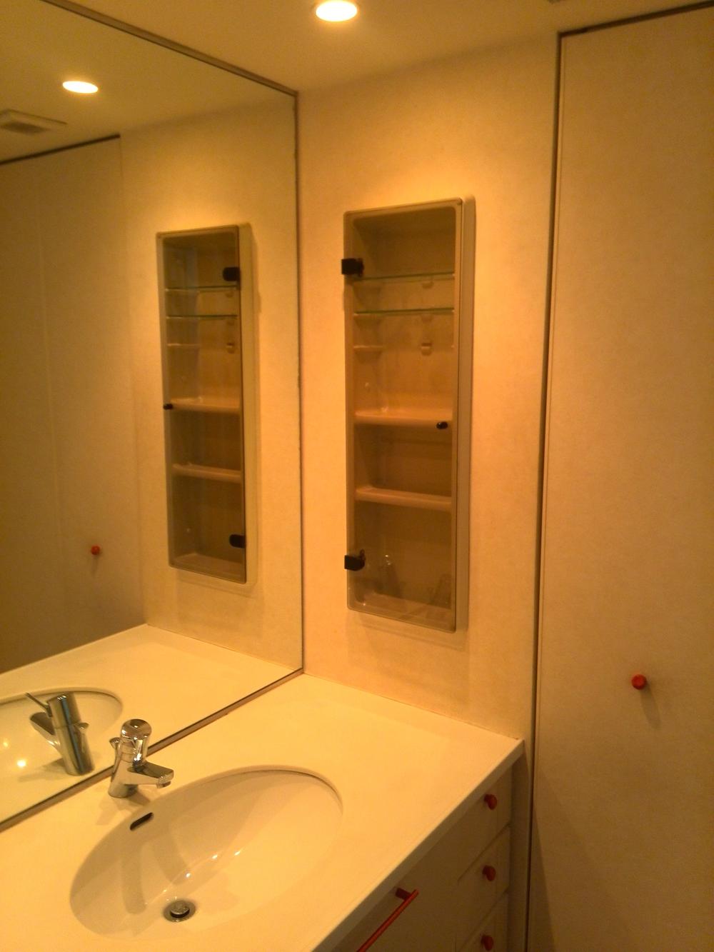 Wash basin, toilet. Washroom (November 2013) Shooting