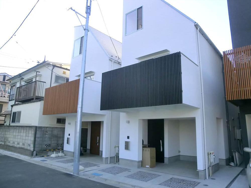 Local photos, including front road. Local appearance