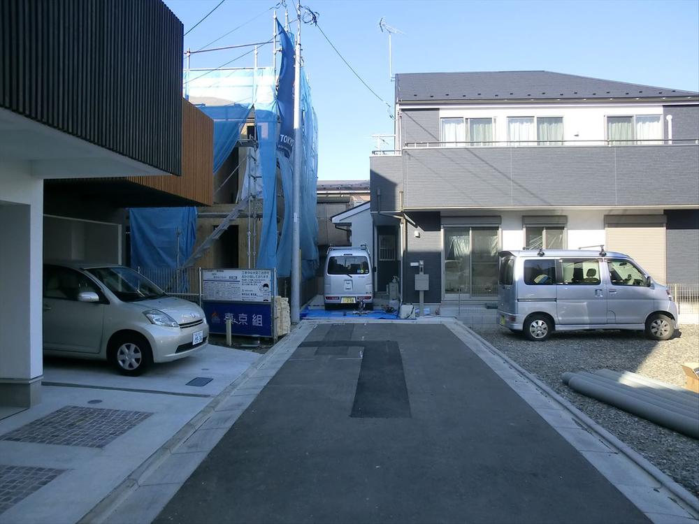 Local photos, including front road. Position is specified road