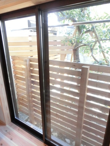 Balcony. East-facing balcony. Overlook the green garden.