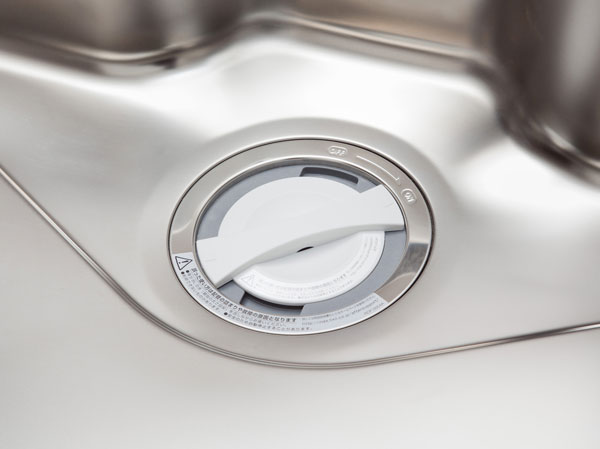 Kitchen.  [disposer] The kitchen of the drainage port, Installing a disposer that can be grinding process the garbage on the spot. It grants a hygienic living.