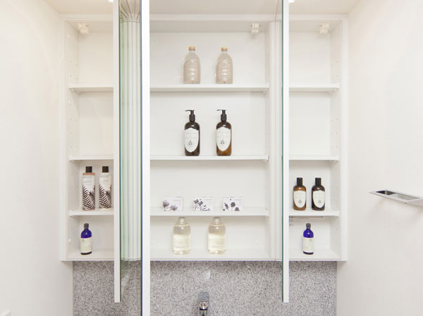 Bathing-wash room.  [Three-sided mirror back storage] As a three-sided mirror to open the mirror, Three-sided mirror back housing designed to be used the back as storage. You can functionally accommodate the toiletries. (At the bottom of the actual three-sided mirror back storage, Under cabinet lighting will be installed. )