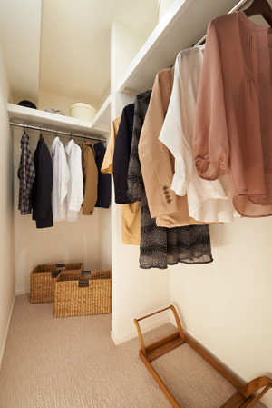 Interior.  [Walk-in closet (Western-style 1)] Large storage, such as walk-in closet and the closet, And of finely arranged the family shared object input, such as, Installation of storage to enhance the ease and relaxed use of space more functionally. And the color of beauty, It was supported to embrace that storage, Is a space designed to fulfill the rich livability.