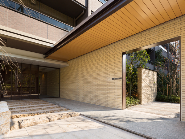 Features of the building.  [Entrance approach] And Design Wall of stoneware quality tile to build sedately was a "ready", Green scenery that spread to the other side of the wall. Natural stone and indirect lighting weave and this texture as a "mansion", Tenderness with a landscape full of moisture is, Entrance space as a "landscape" to honor a premonition to the comfortable living. Filled with the quality of, Continuing to soon open living space of, We will continue to be a pleasant scene.