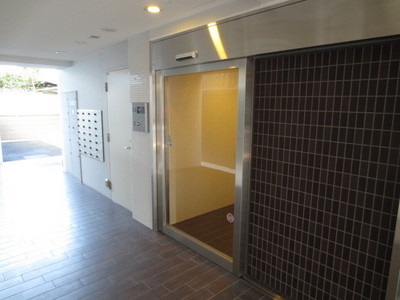 Entrance. Auto-lock support