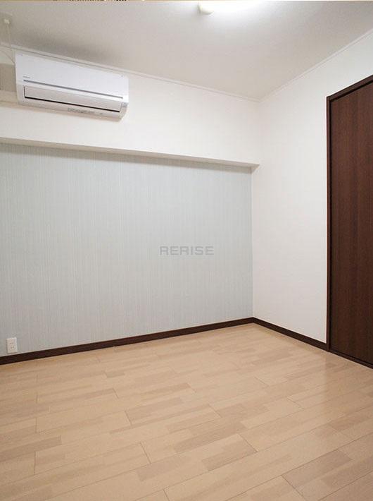 Non-living room. Air-conditioned Western-style