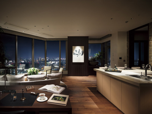 Living.  [LIVING DINING ROOM] The welcoming and open the door, Space of moisture that was polished and fine ※ Model Room 110B type (MENU) shooting is a composite of views taken from the local 39th floor equivalent in height to those (July 2013). Including some paid options.  ※ View ・ Landscape each floor ・ It varies by each dwelling unit, from now on, The current view in accordance with the changes in the surrounding environment ・ Landscape is not intended to be guaranteed over future.