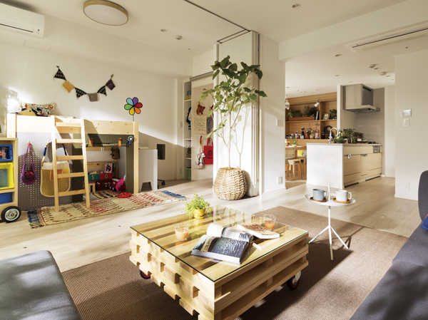 Living.  [LIVING DINING ROOM] More, Much, To family. The original of such a concept, living, kitchen, dining, And By Kids Room leads to gradual, In the living, It was aimed at nature and communication is born space.  ※ Published photograph of the thing that was taken the model room 70I type (MENU2) (7 May 2013).