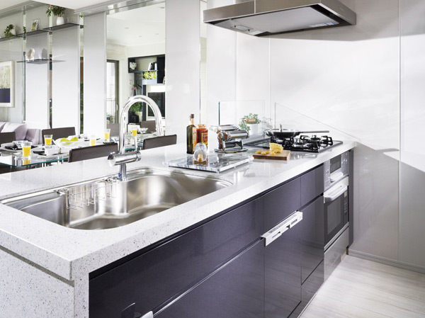 Kitchen.  [kitchen] In addition to the functionality of such rich slide storage and dish washing and drying machine, Such as a counter top plate to the adoption of a texture, This is a system kitchen in pursuit of luxury. (80J type) ※ Shape by type ・ size ・ Different specifications, etc..