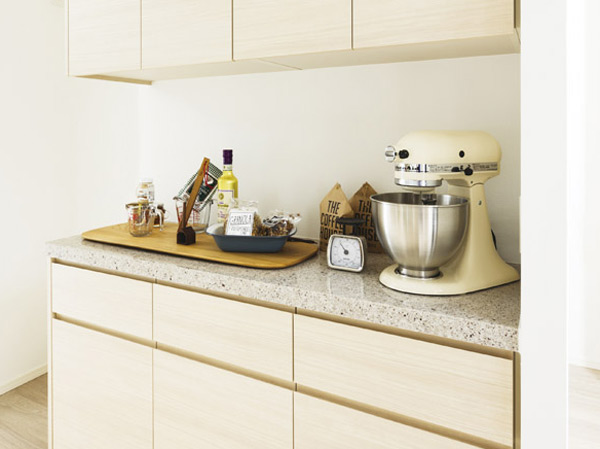 Kitchen.  [Cupboard (back counter)] Tableware and seasoning, Standard equipped with a high cupboard of storage capacity that can be stock and wine. With so counter it can be a simple task, The cuisine is more smooth. (70I type) ※ Shape by type ・ size ・ Different specifications, etc..
