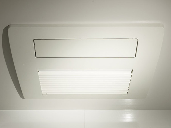 Bathing-wash room.  [Bathroom heating dryer] It has established the bathroom heating dryer to be active in the drying of laundry, such as rainy weather with suppress the occurrence of mold in the bathroom. (80J type)