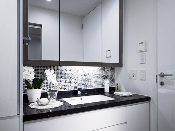 Bathing-wash room.  [bathroom] Including the three-sided mirror the back of the room there is storage, Also finished with a design that considers the edge, such as small comfort to prevent the dirt to the mirror surface is attached at the time of opening and closing mirror. (80J type)