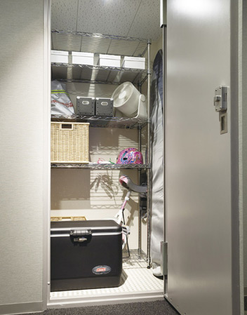 Receipt.  [trunk room] Including the golf bag and travel trunk, A trunk room Okeru closed and equipment of each season, such as fan and heater as standard installation. (80J type)