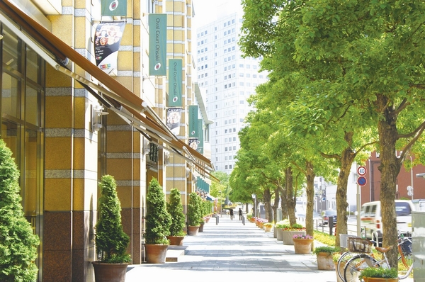 [Green lead] Multiple development city districts together, Town planning to share the pleasant open space (external space) have been implemented, such as open space and parks (Photo: Oval Court Osaki ・ About 160m)