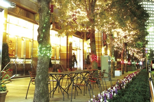  [Fun walk] Such as the placement of the building entrance of expression and commercial facilities along the sidewalk, Charming street space development have been made (Photo: Oval Court Osaki)