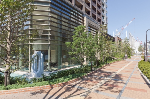  [Carefree space] At the sky, The light, Feel the green, Ensure a carefree walking space. From the perspective of human scale (pleasant town development to the people), Such as reduce the tightness of the building, Directing the open-minded street space (Photo: Tokyo Southern Garden ・ About 470m)