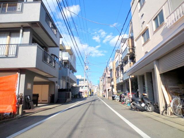 Local photos, including front road. Seddo southeast side 6m road. Car holder is also Easy.