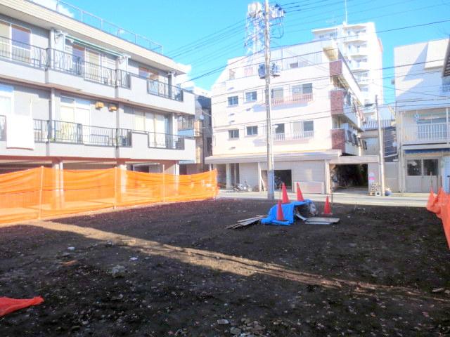 Local land photo. Is there livable environment is bustling shopping district and a large park in the surrounding area.