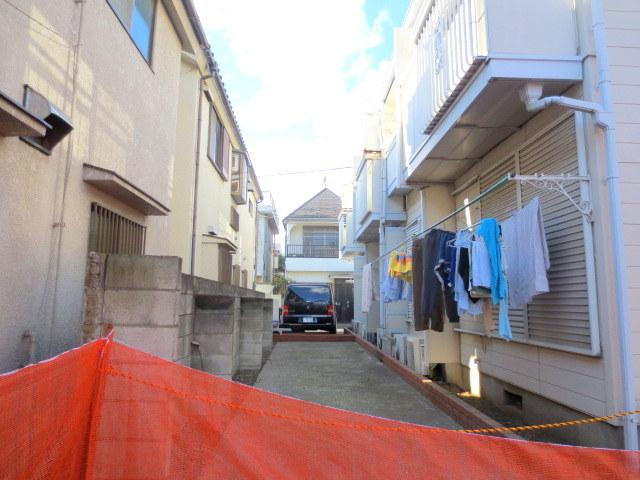 Other local. B compartment right behind for the apartment open space, Is missing.