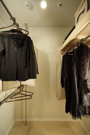 Receipt.  [Walk-in closet] In the living room to be used as the main bedroom, We established the walk-in closet of the large storage. By shelf provided on the pipe hanger and the upper part of the two-stage in consideration of the amount of storage, Husband and wife two people of clothing ・ You can efficiently accommodate the luggage. (Except for the 40C type. 40B1 ・ 40B2 is on the type of walk-in closet there is no two-stage pipe)